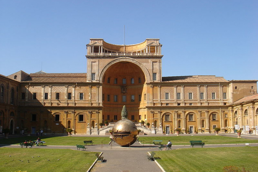 800px Musei_vaticani_ _cortile_della_pigna_01161