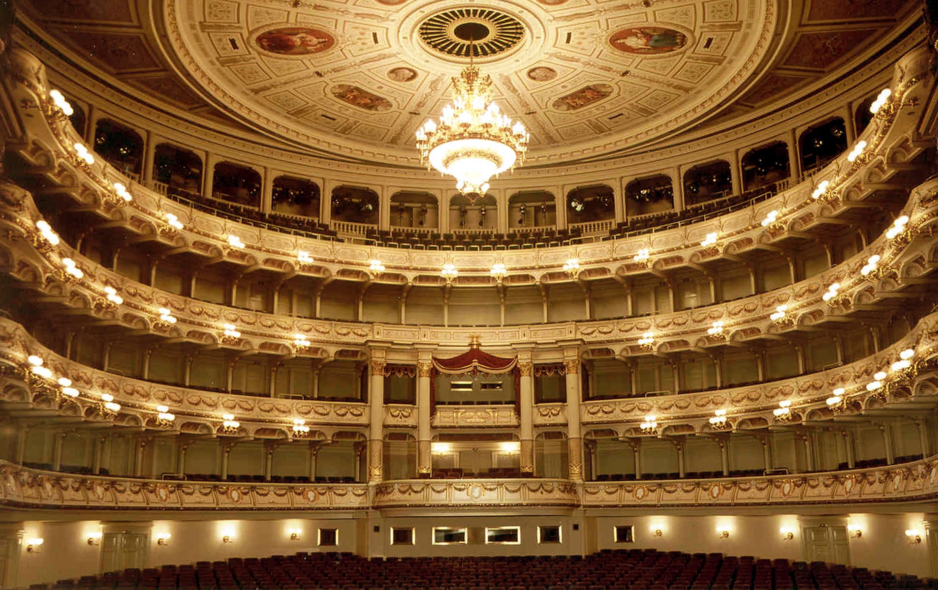 Какой там театр. Опера Земпера Дрезден. Оперный театр в Дрездене. Королевский оперный театр Дрезден. Дрезденская опера театр.